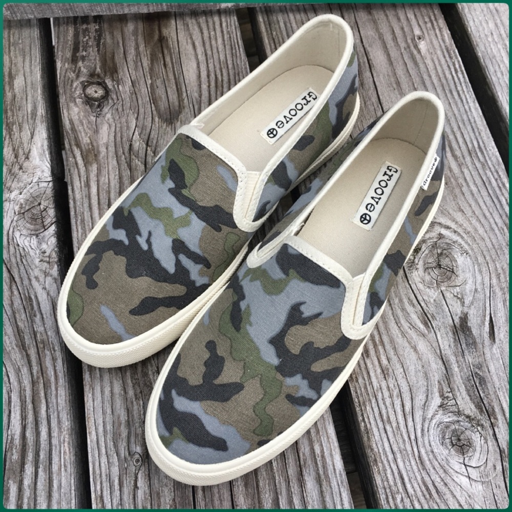 - Groove Sz 6 Camo Slip-On Sneakers! NEW!